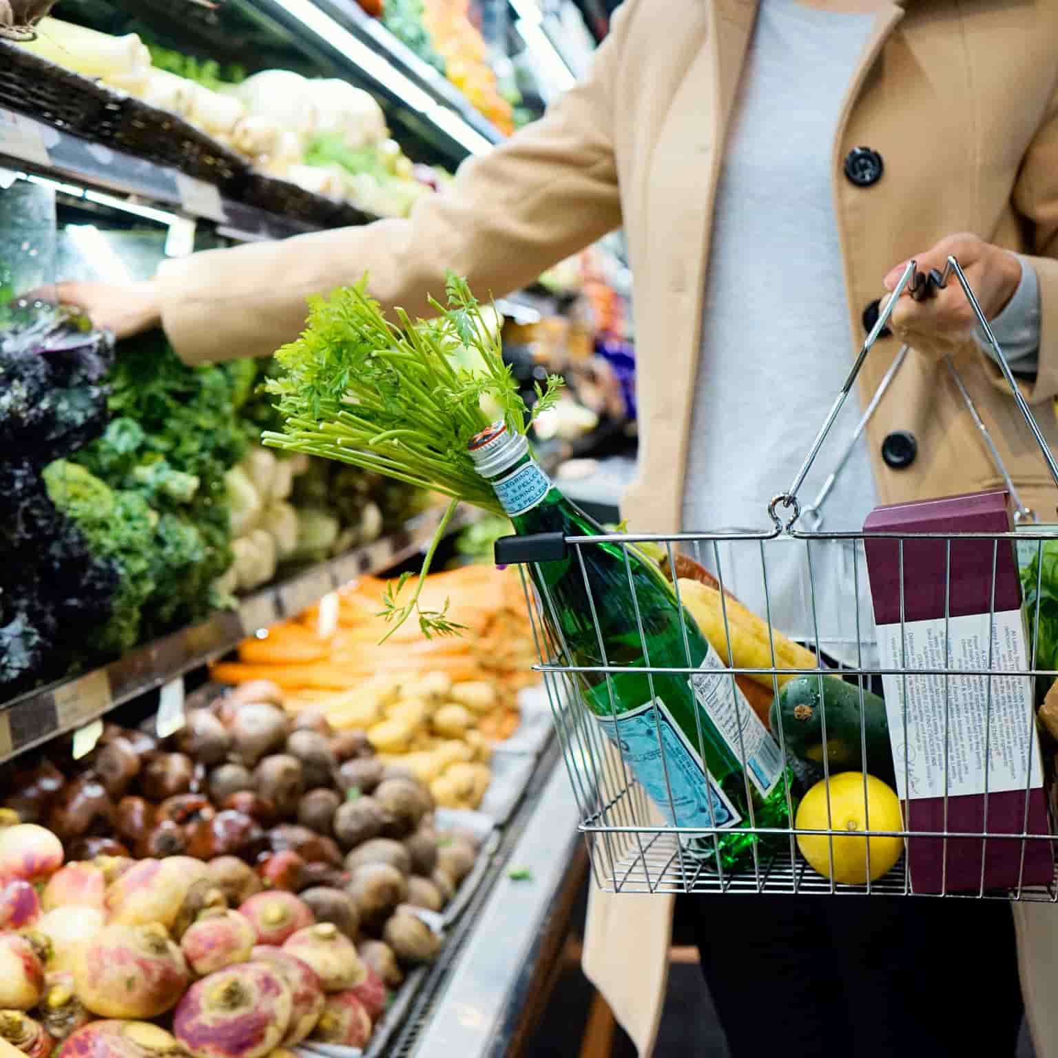 Persona haciendo compras de comestibles
